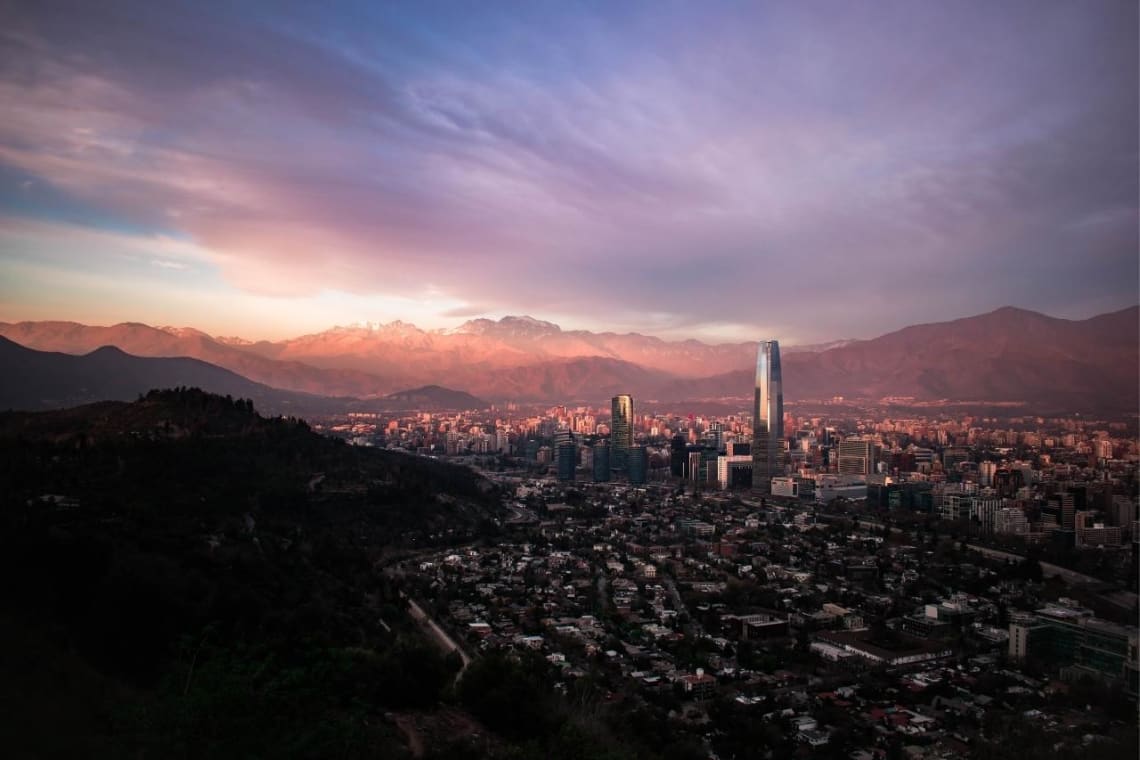 Vista desde lo alto de Santiago al atardecer