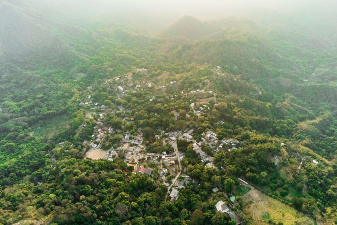 Vista aérea del pueblo de Minca rodeado de naturaleza