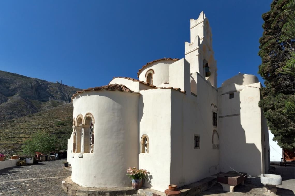 Pequeña iglesia de Mesa Gonia, pueblo en el interior de Santorini, Grecia
