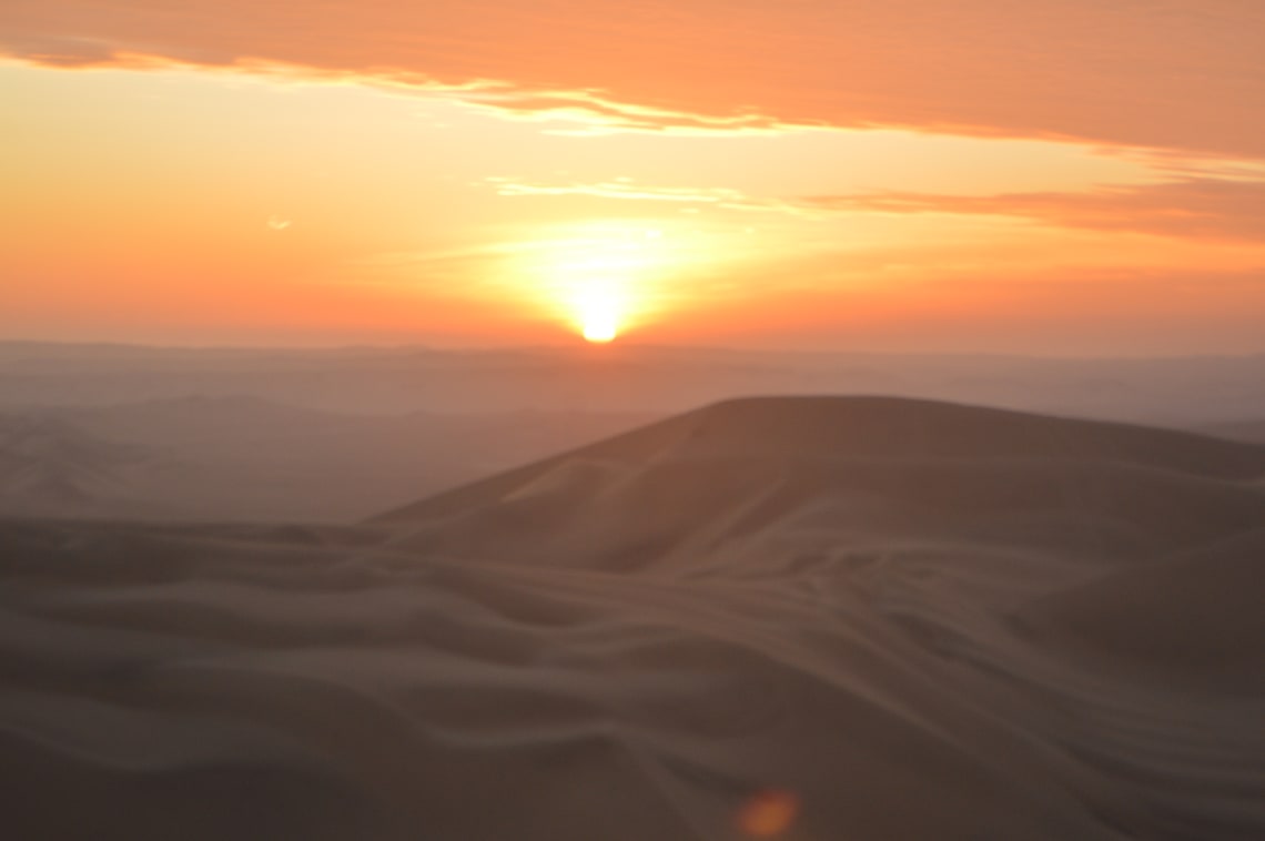 Ruta mochilera para visitar Perú: qué hacer y recomendaciones - Worldpackers - atardecer en desierto de Huacachina en Perú