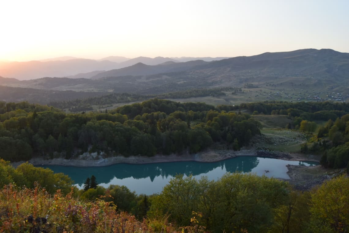 Qué debes saber antes de viajar a Georgia - Worldpackers -&nbsp;Atardecer en Mtsvane Tba (Lago Verde) en la región autónoma de Ajaria