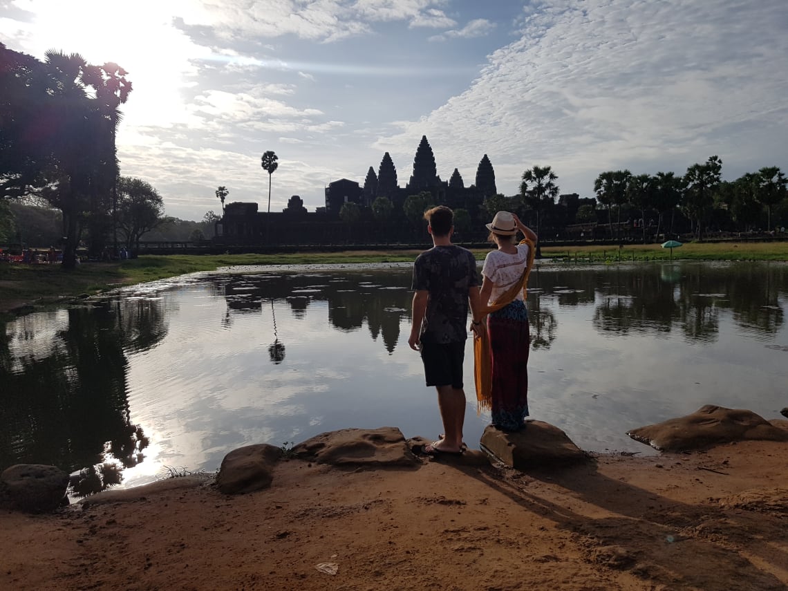 Cómo viajar a Asia con poco dinero - Worldpackers- pareja en Camboya 