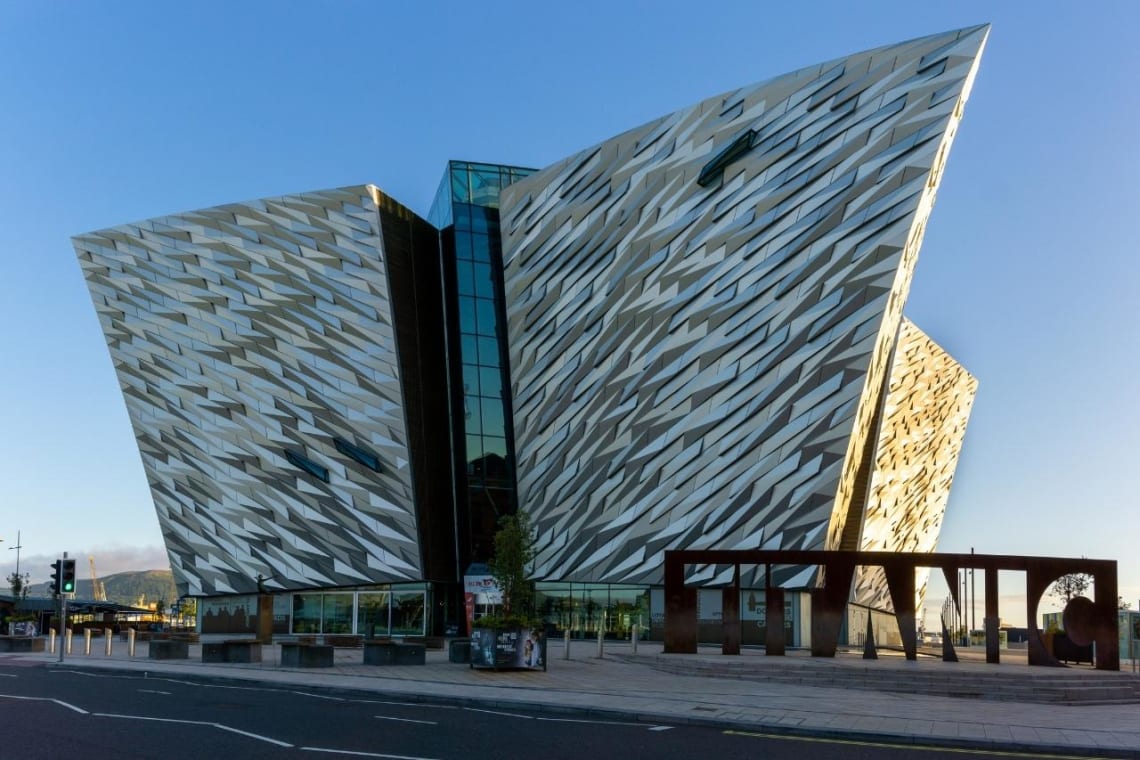 Moderno exterior del museo Belfast Titanic, en Irlanda del Norte