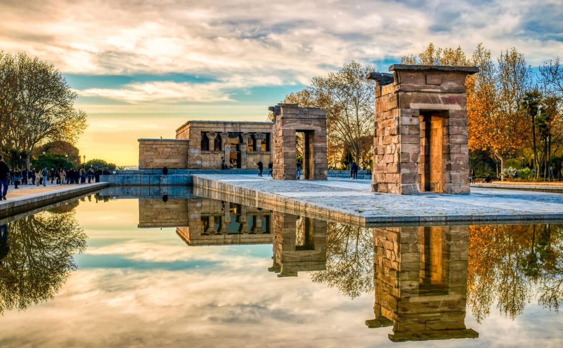 Exterior del Templo de Debod, uno de los mejores lugares para visitar gratis en Madrid