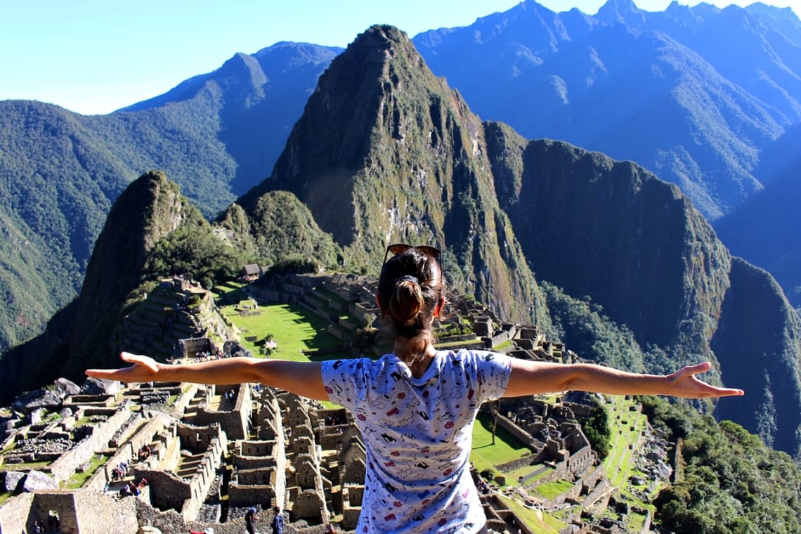 Yo con los brazos abiertos en mirador de Machu Picchu, Perú