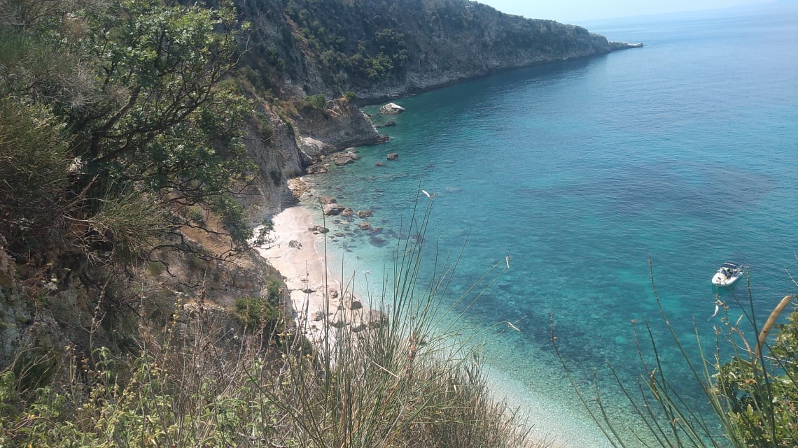 Vista desde lo alto de Filikuri, una playa poco conocida en Albania