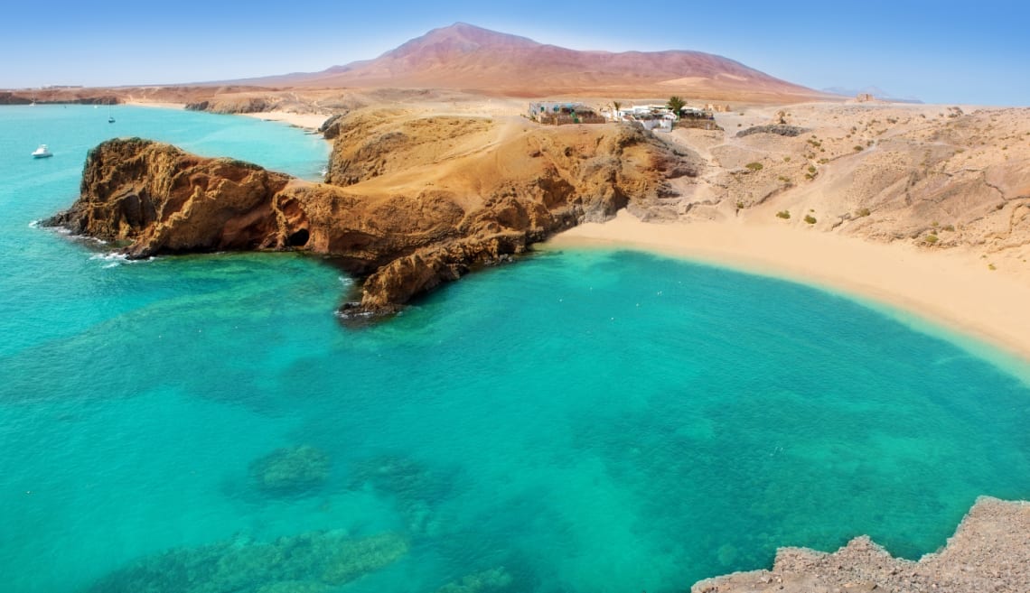 Playa Papagayo en Lanzarote, uno de los mejores lugares para visitar en un viaje a Canarias.