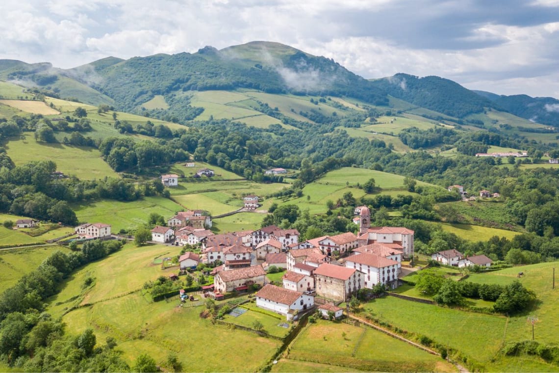 Vista desde lo alto de pequeña aldea rodeada de naturaleza en el Valle de Baztán