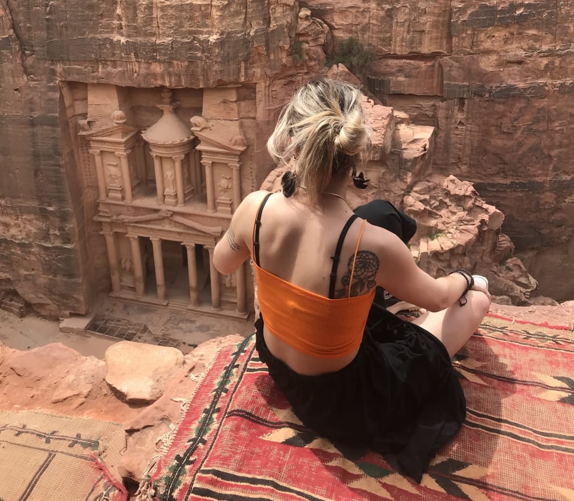 En un mirador con vista a Petra, Jordania