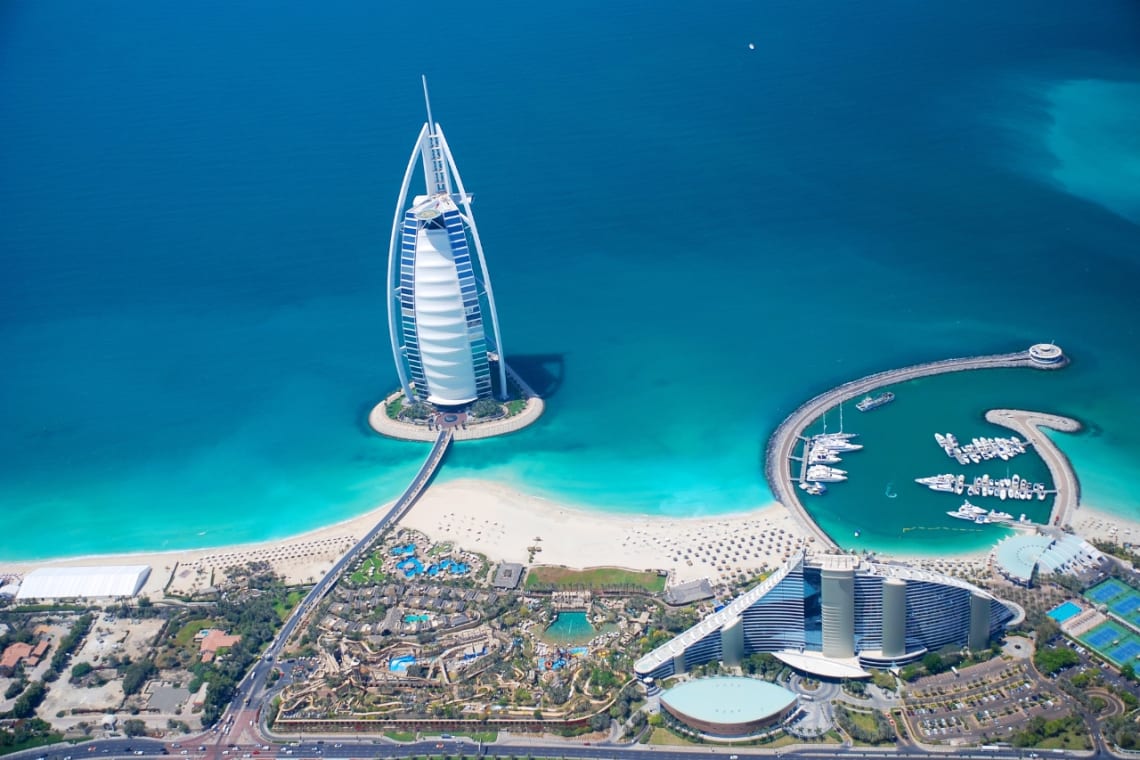 Foto aérea de la costa de Dubai con hotel Burj Al Arab