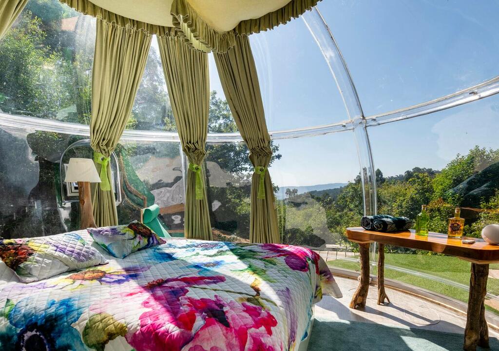 Interior de una esfera transparente en un glamping