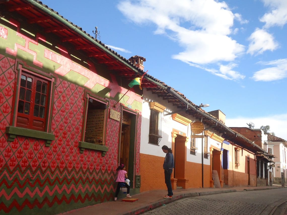 20 cosas que hacer en Bogotá con poco dinero - Worldpackers - gente en barrio la Candelaria 