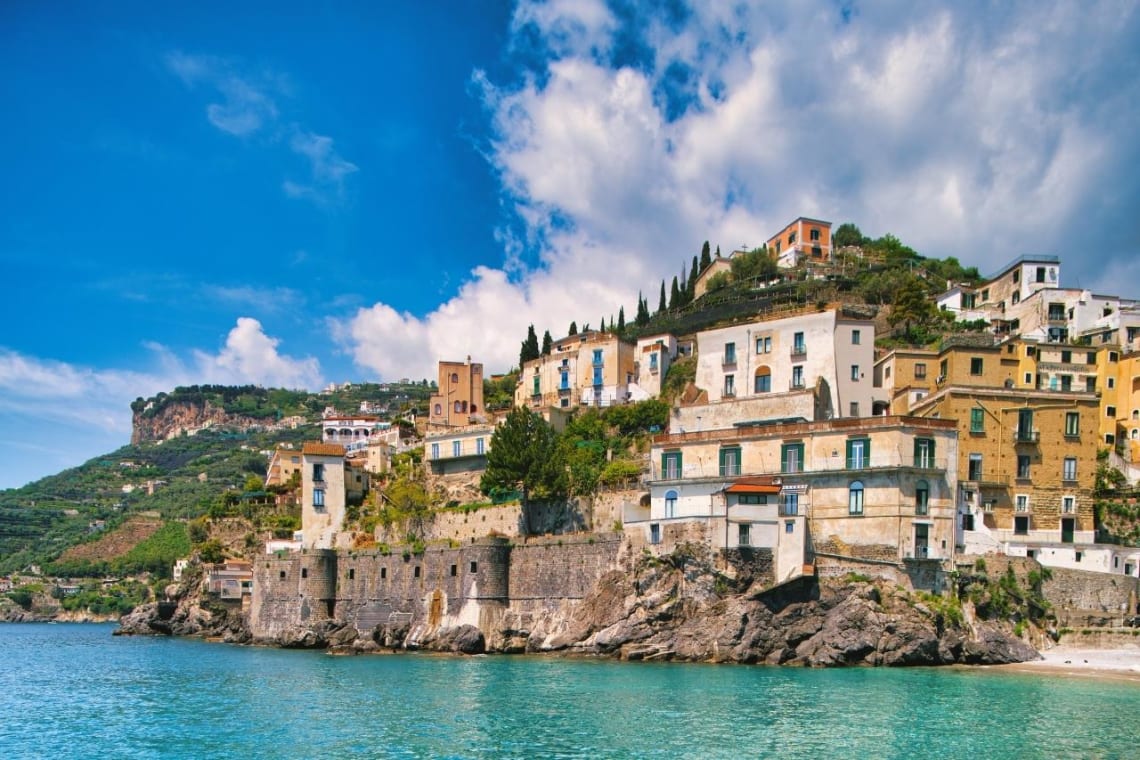 Casas en colina con vista al mar en el sur de Italia