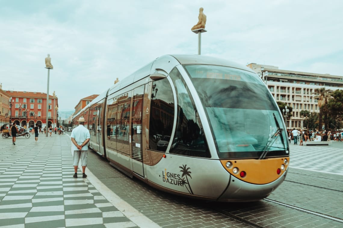 Ciudades y comunidades sostenibles: tram en una ciudad europea