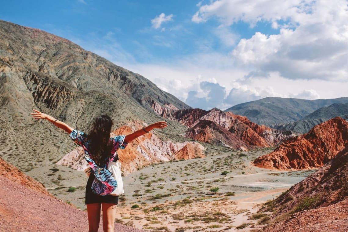 Joven disfrutando de una visita a la Quebrada de Humahuaca, en Jujuy