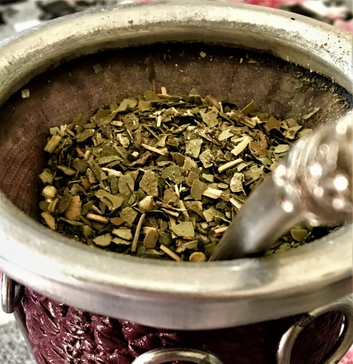 Mega guía para viajar a Buenos Aires: todo lo que debes que saber - Worldpackers - mate con bombilla y yerba 
