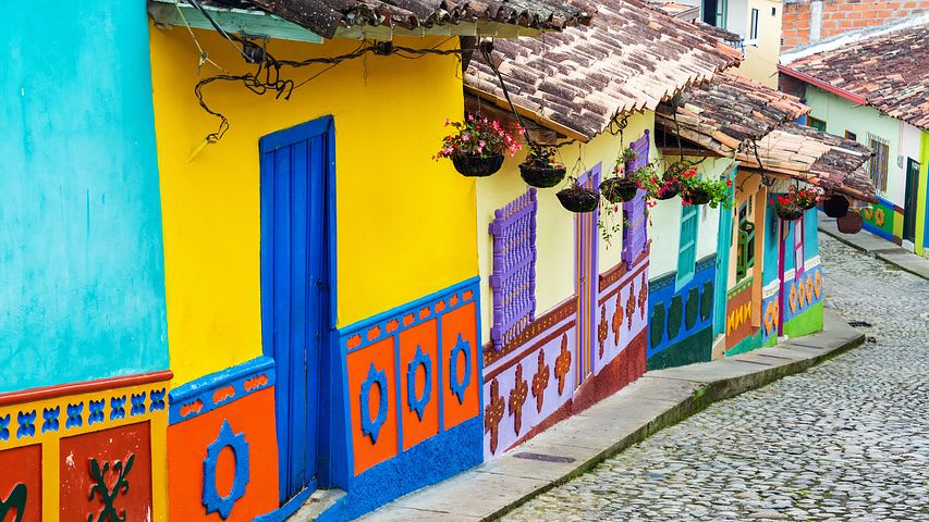 Cómo extender tu estancia en Colombia por 3 meses más - Worldpackers - Colombia pueblo Guatapé colorido