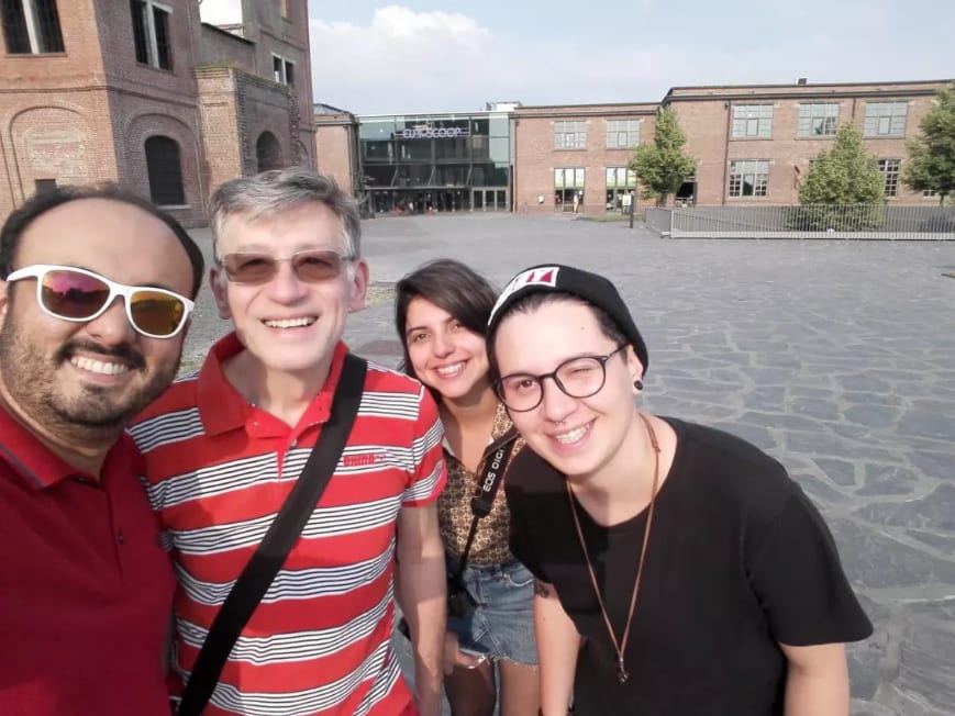 Casal viajando e seus anfitriões