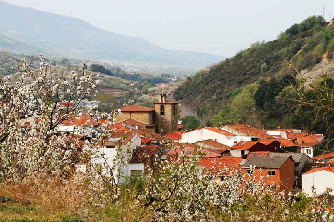 Pueblo de casas con techos de tejas rojas en el Valle del Jerte