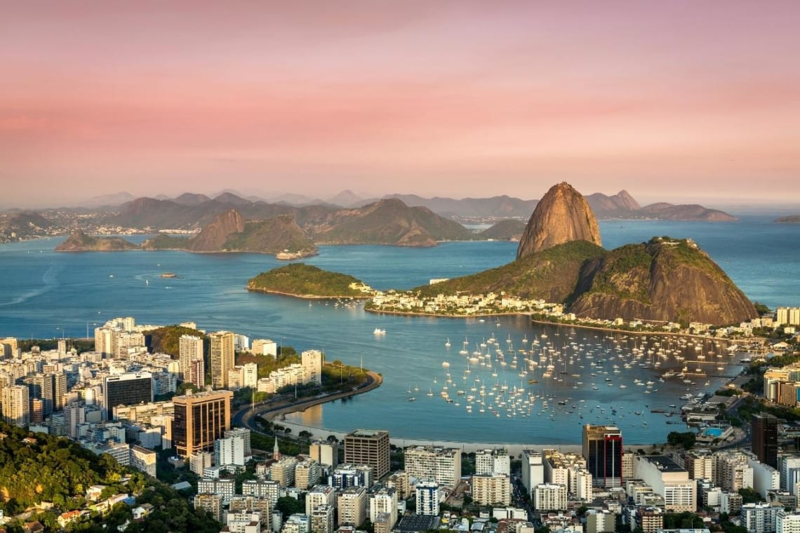 Vista desde lo alto de playa de Río de Janeiro, Brasil