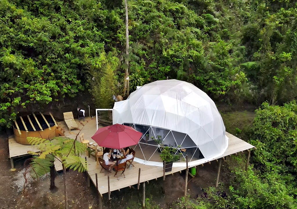 Domo con jacuzzi exterior rodeado de selva en un glamping de Colombia