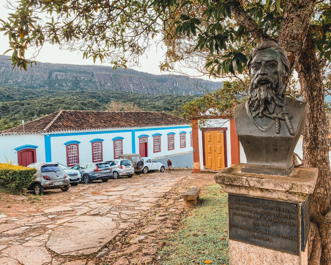 estátua de Tiradentes e casario colonial ao fundo