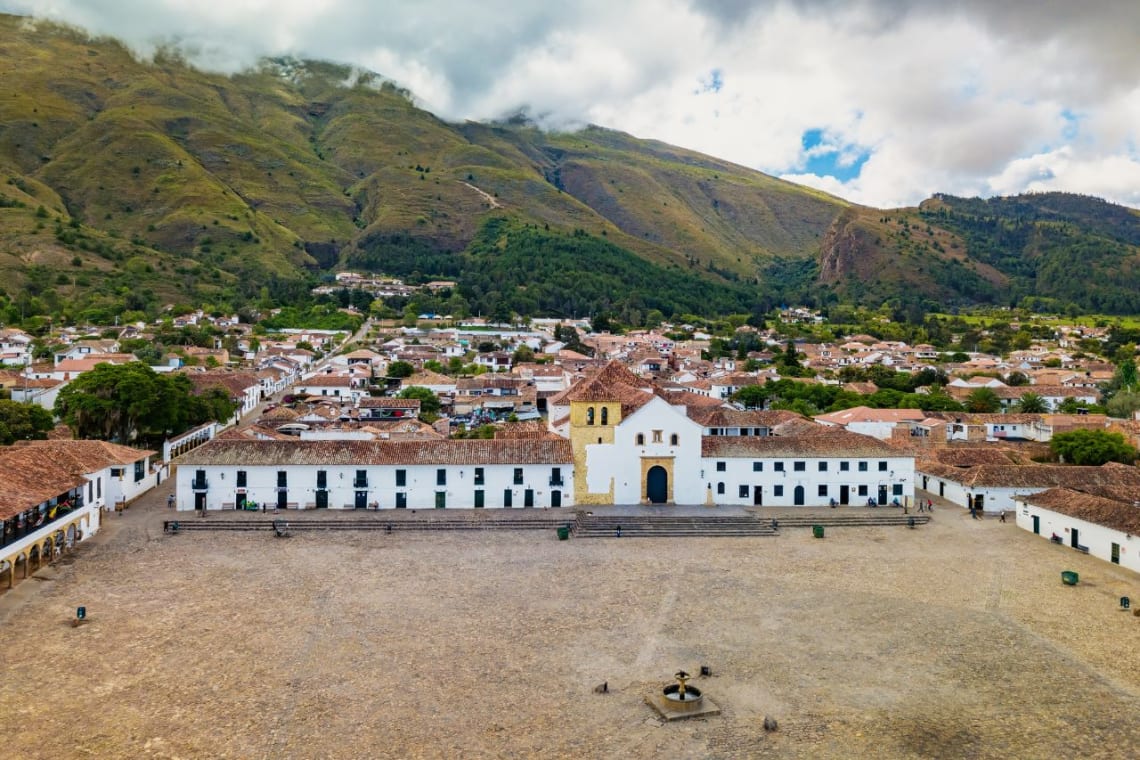 Plaza central de Villa de Leyva con iglesia y construcción colonial blanca