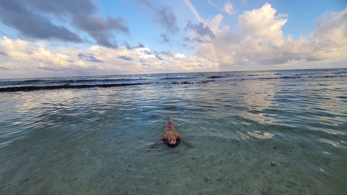 Viajante no mar da Colômbia.