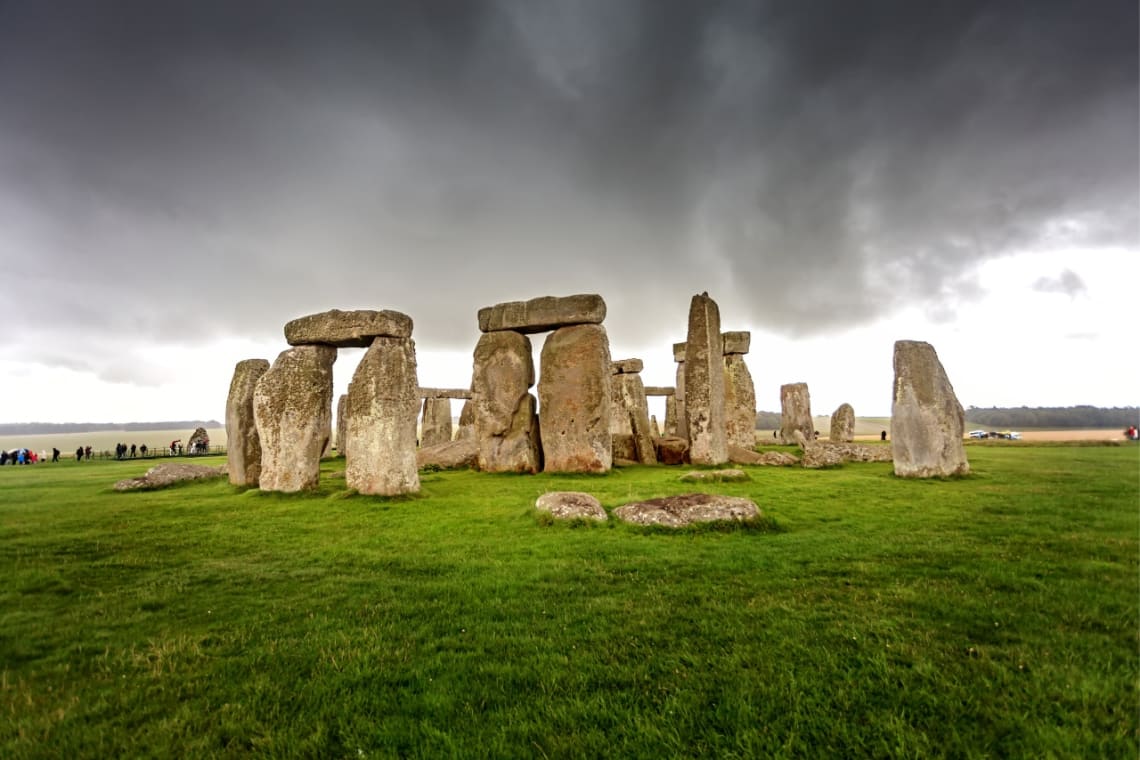 Bloques de piedra formando arcos en Stonehenge, uno de los mejores lugares para visitar en Inglaterra