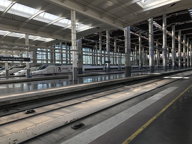 La guía más completa para viajar a Madrid - Worldpackers - estación de tren en Madrid
