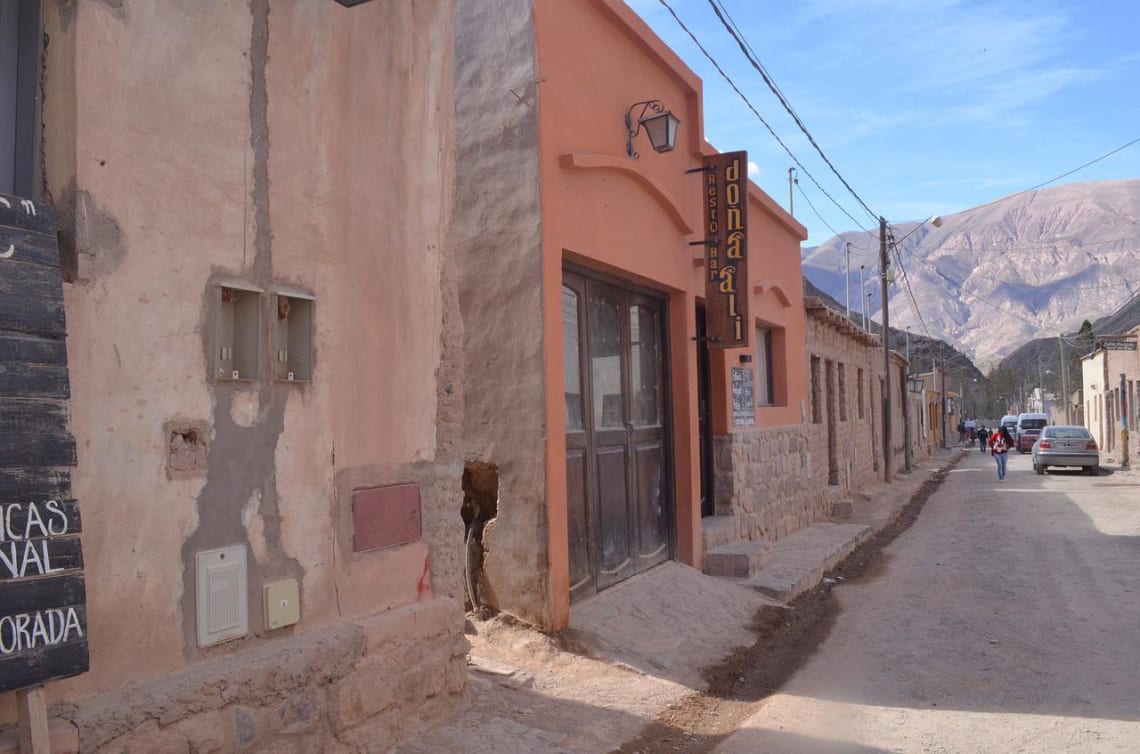 Calle de tierra con construcciones de adobe en Purmamarca, Jujuy, norte argentino