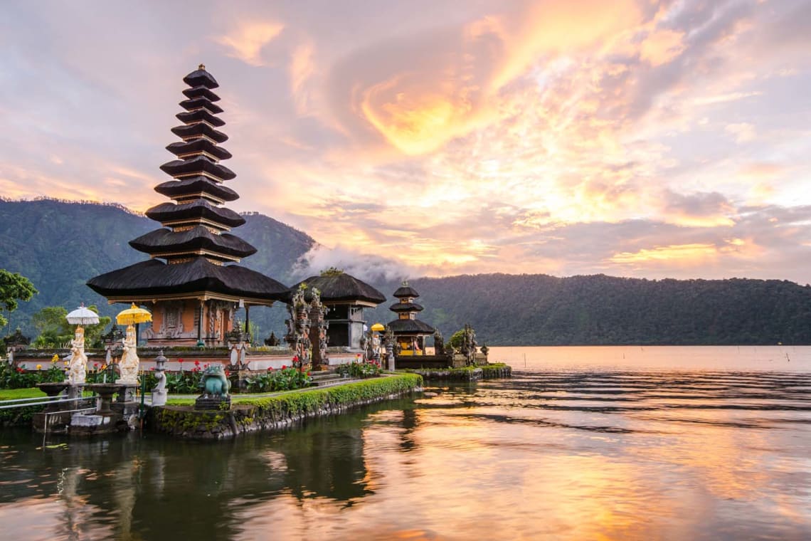 Mejores destinos para viajar solo y barato - Worldpackers - templo en Bali Indonesia 