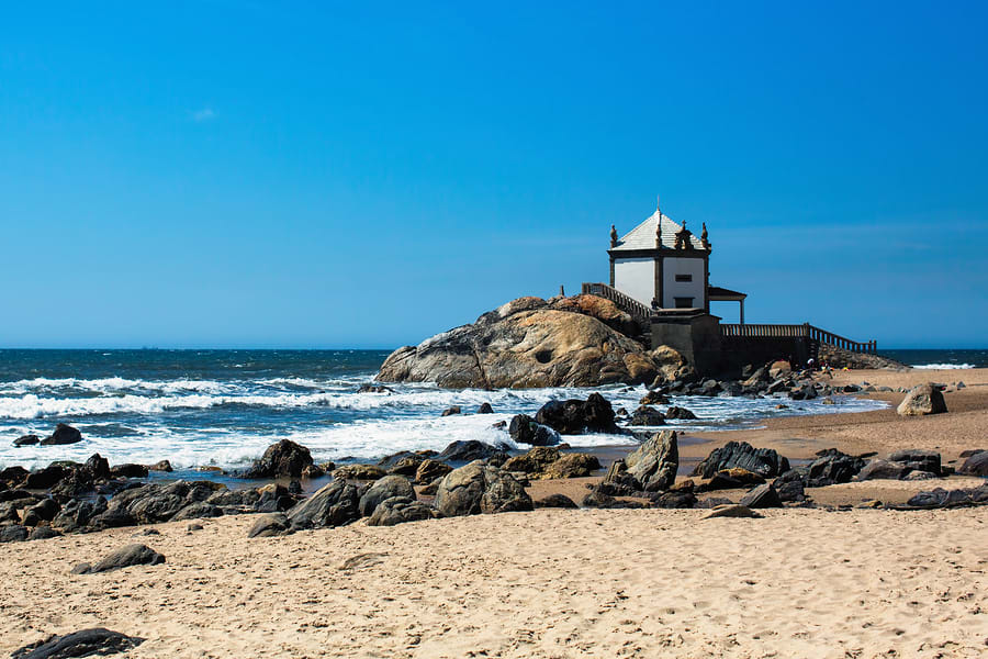 Praia de Miramar, Capela Senhor da Pedra ao fundo