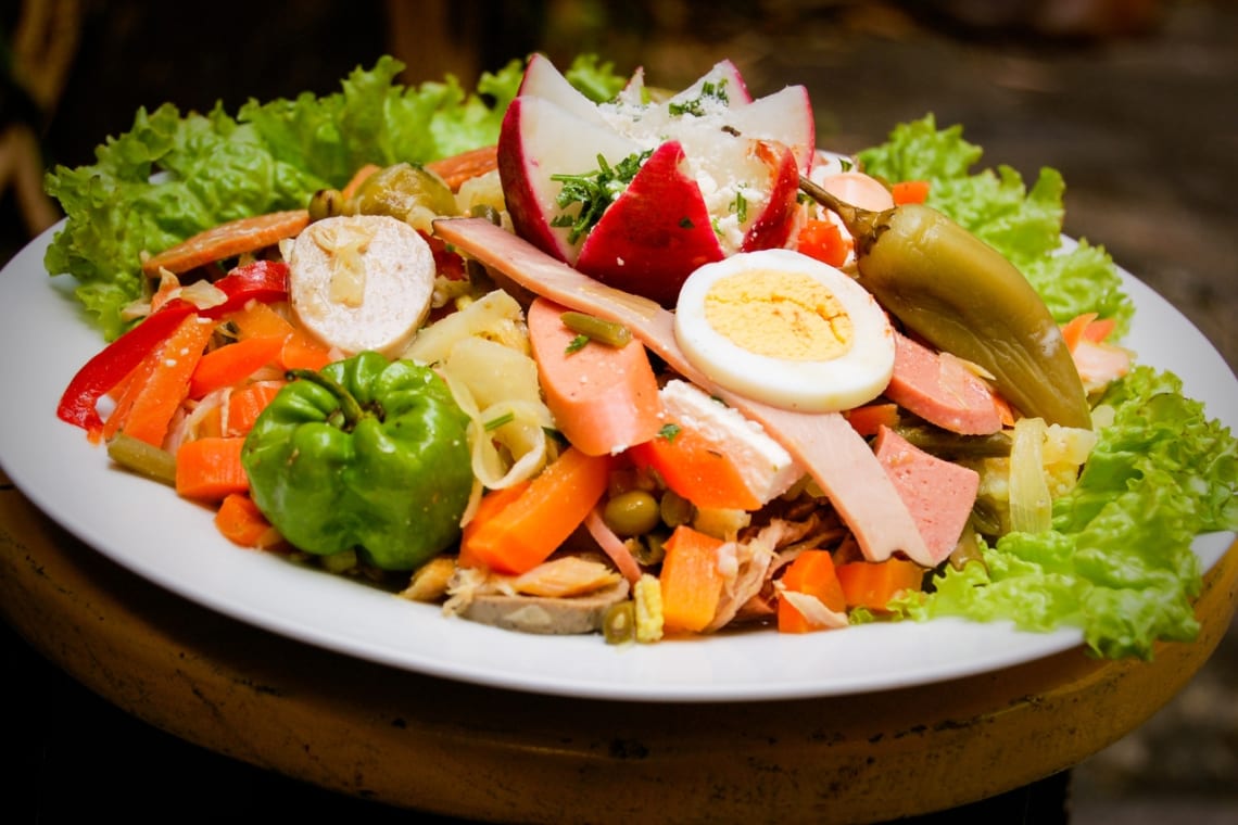 Bandeja de fiambre, ensalada típica de la gastronomía guatemalteca