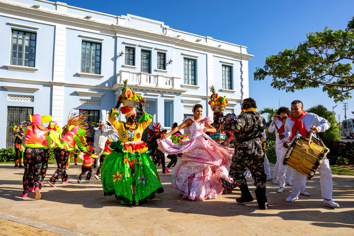 pessoas com trajes típicos dançando na colômbia