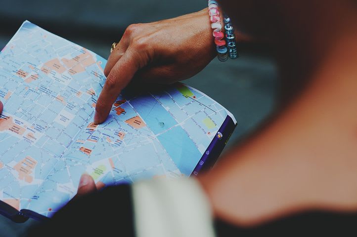 Consejos para viajar sola por Europa - Worldpackers - mujer mirando mapa y armando itinerario