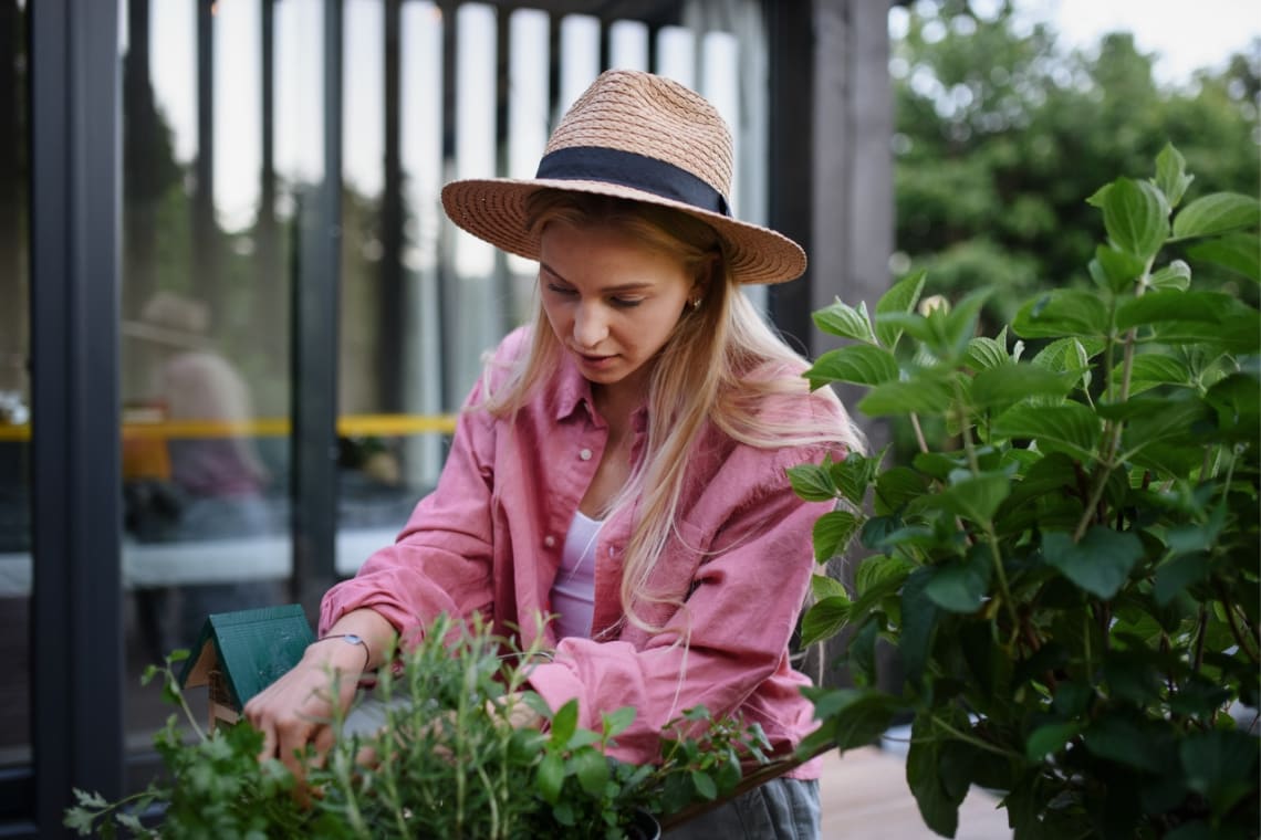 Chica haciendo jardinería en su casa
