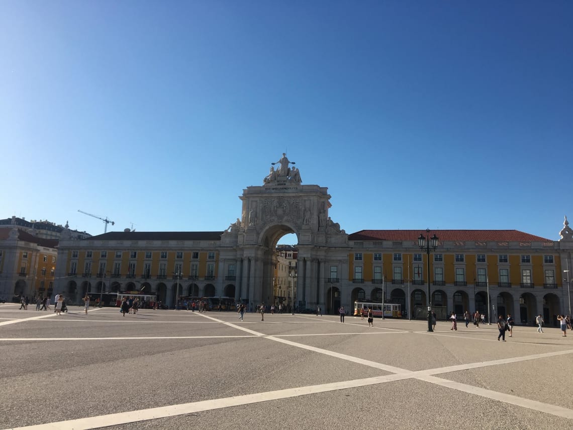 Qué visitar en Lisboa y sus alrededores - Worldpackers - plaza en barrio la baixa en lisboa 