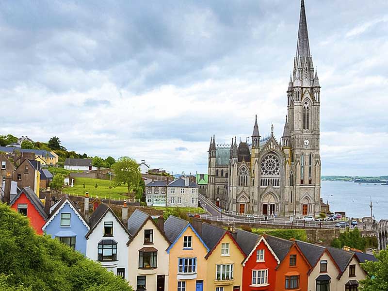 catedral e casinhas coloridas em Cork