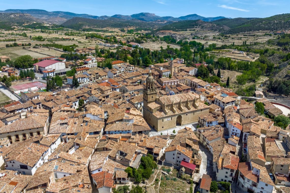 Vista aérea de Albarracín con casas con techos de tejas y Catedral