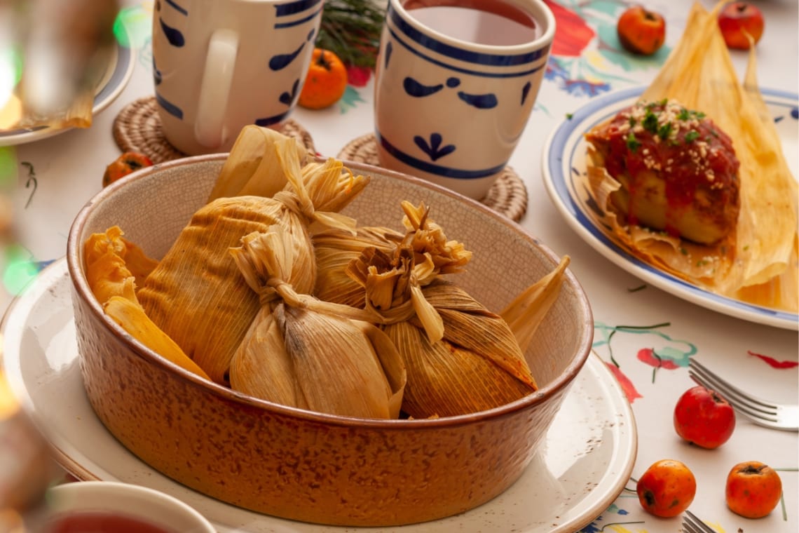 Chuchitos en mesa festiva, un plato típico de Guatemala