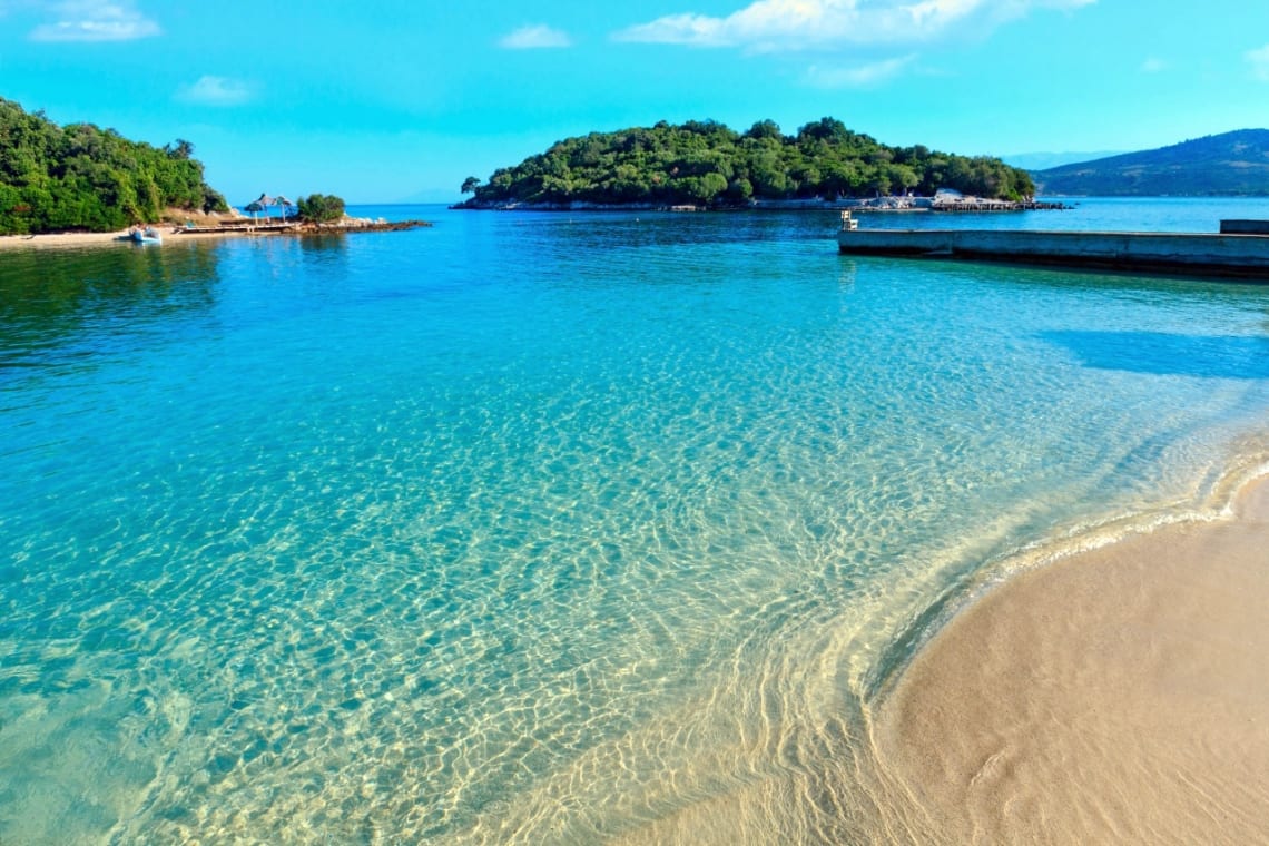 Playa de color turquesa en Ksamil, Riviera Albanesa