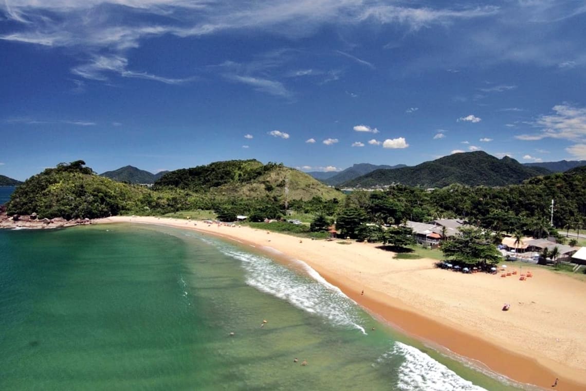 Playa de Ubatuba con morros de fondo