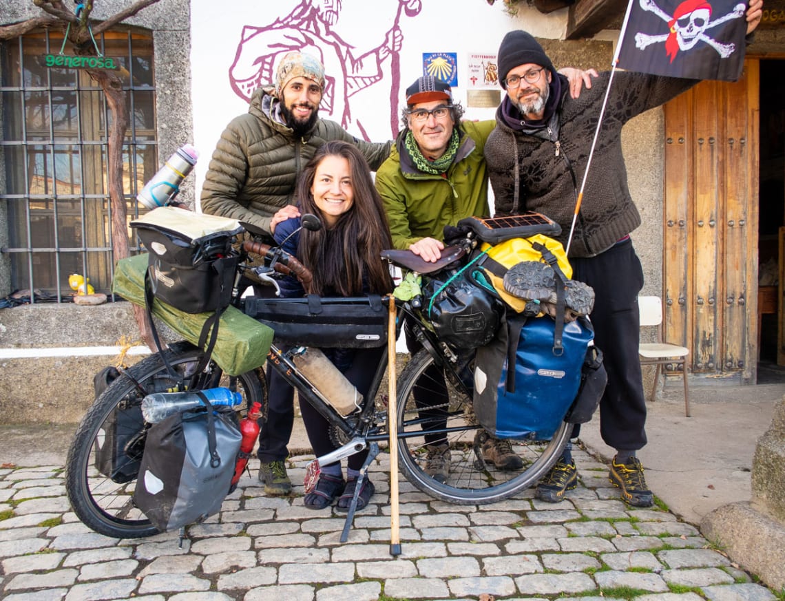 Haciendo amigos con mi bicicleta en una parada del Camino de Santiago