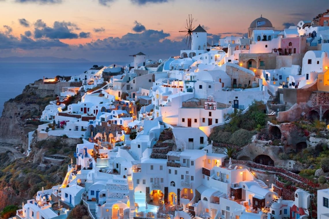 Típicas construcciones blancas y molino de viento de Santorini, Grecia