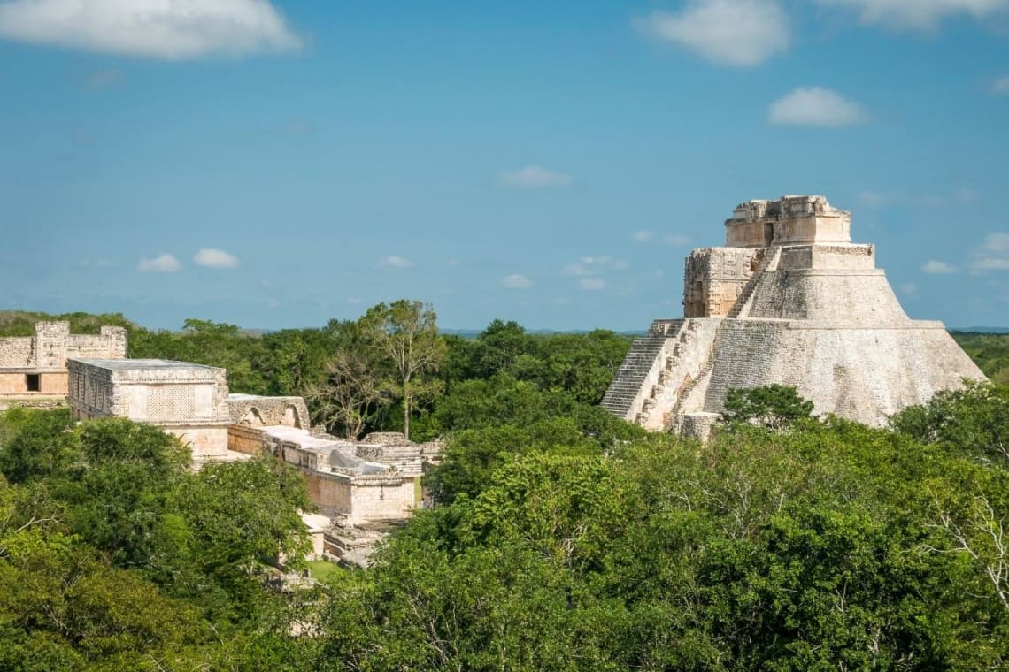 Pirámide del Adivino sobresaliendo de la naturaleza