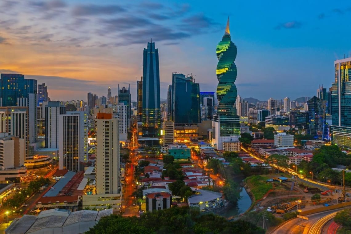 Edificios modernos de la Ciudad de Panamá al anochecer