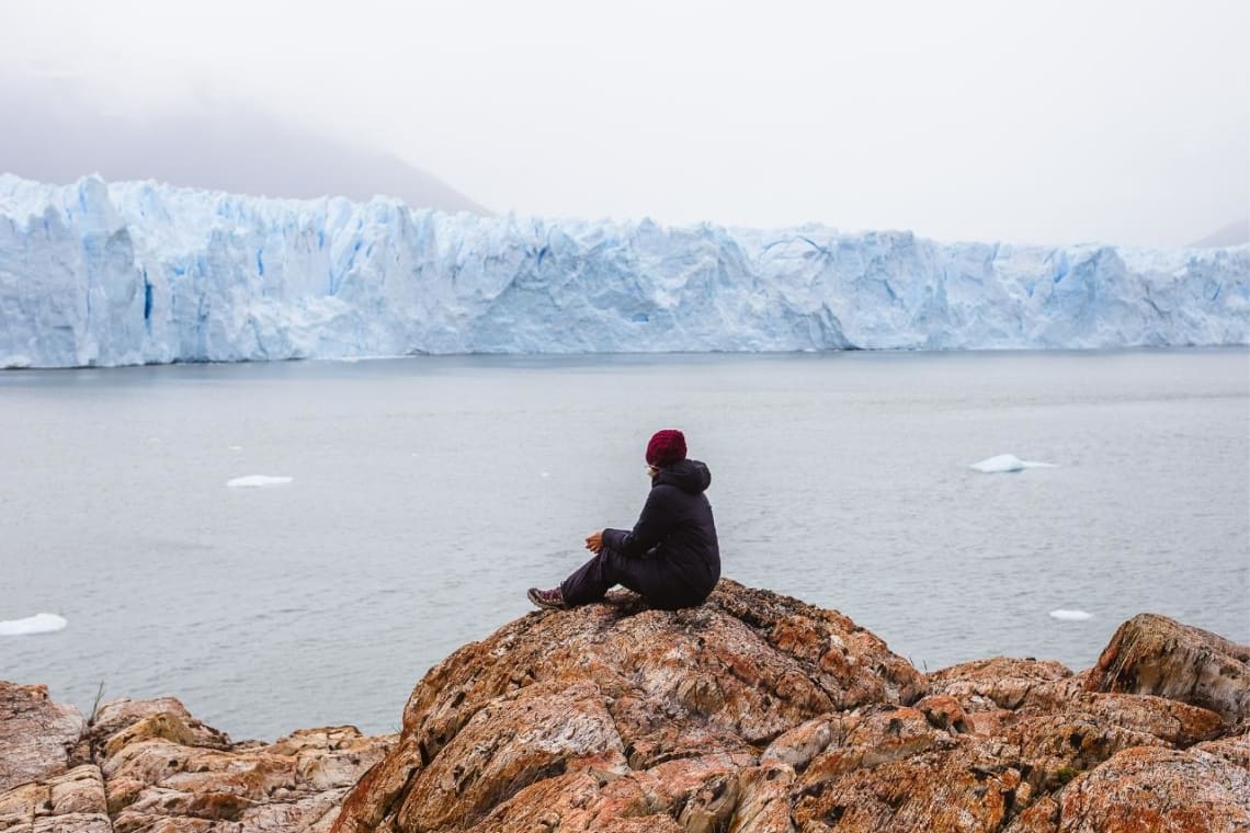 Chica mirando al Glaciar Perito Moreno