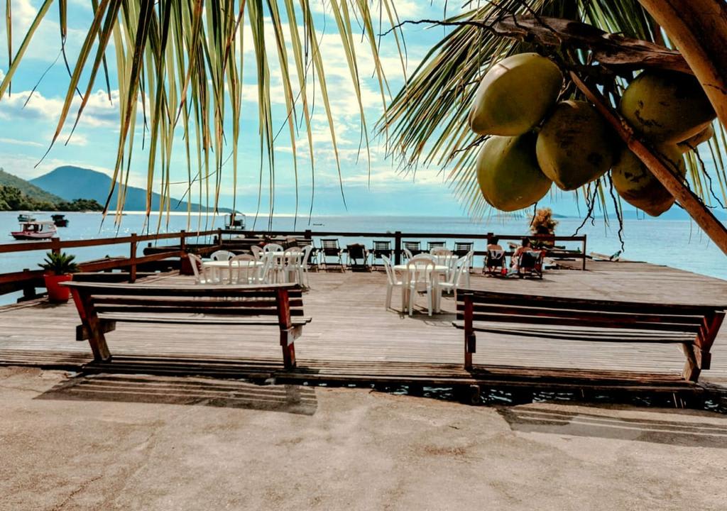 Bancos de frente para o mar de Ilha Grande (RJ).