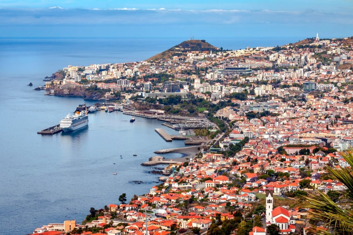 Vista del puerto de Funchal, la ciudad más importante de Madeira, Portugal